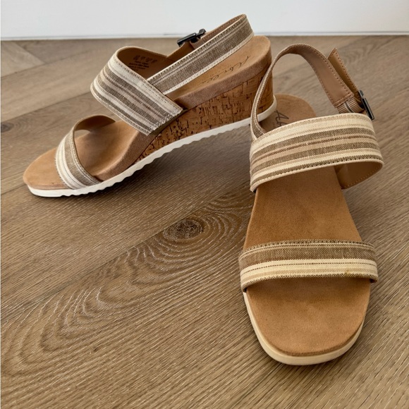 Women’s Abella True Comfort Size 10 Beige & Cream Heeled Sandals - Picture 2 of 6